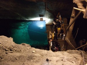 På 85 meters djup ligger vattenytan. Här nere håller grottdykarna till.