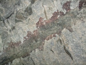 Skarn bildad när en yngre bergart trängt in i en äldre kalksten. Kanten mellan dem är inte skarp, utan där har graniter växt ut.