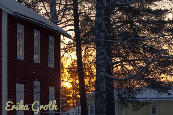 Solen tittar upp över horisonten.