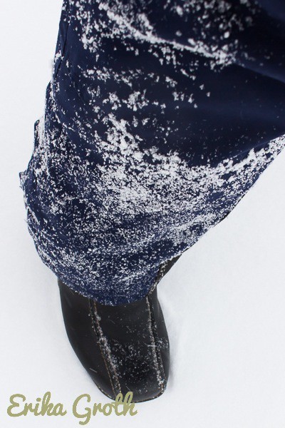Snön nådde ungefär halvvägs upp till knät. The snow reached about half way up to my knee.