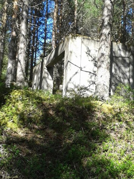 Ruiner i skogen vid Lavergruvan.